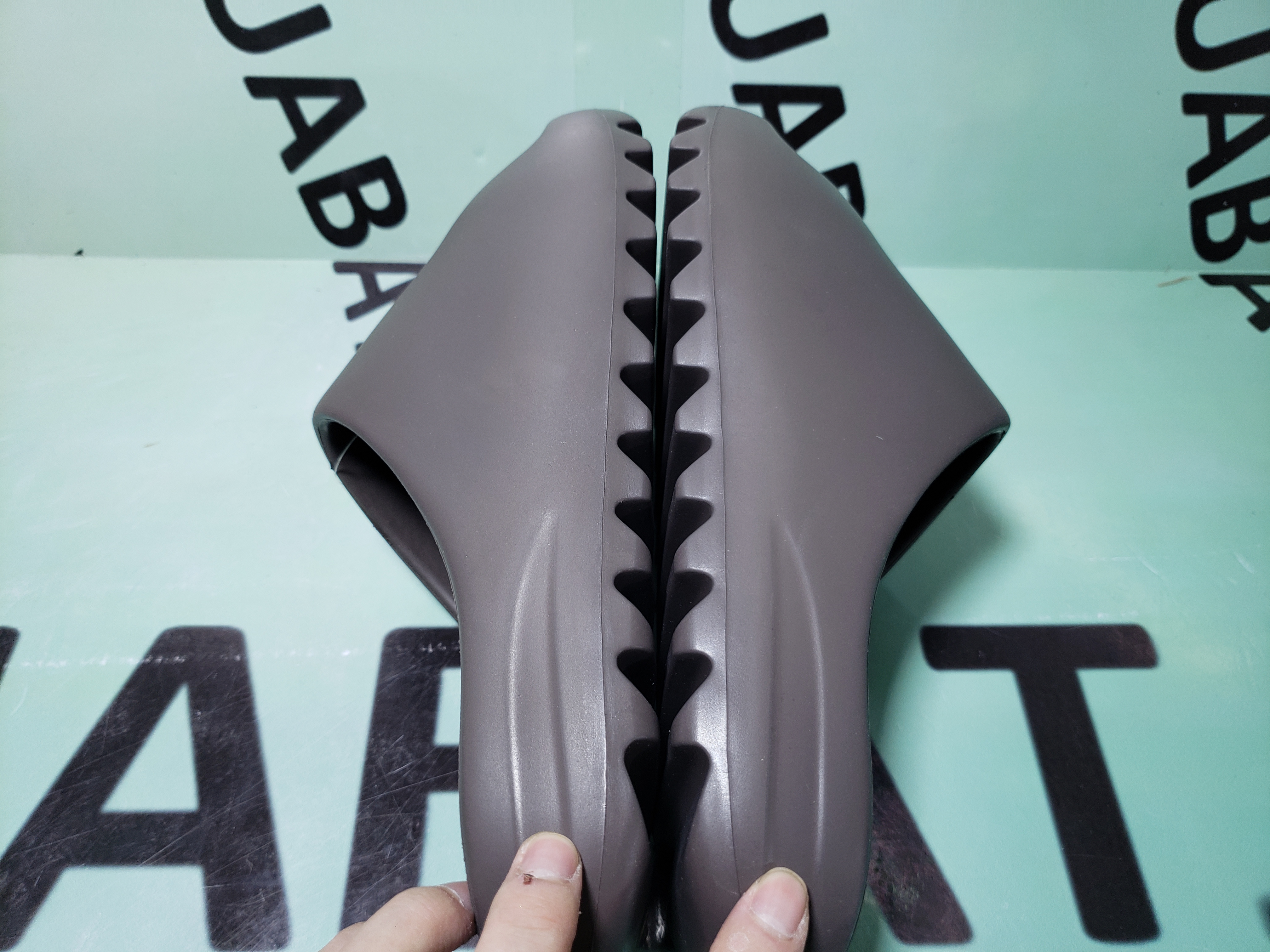 OG Yeezy Slide Soot, G55495