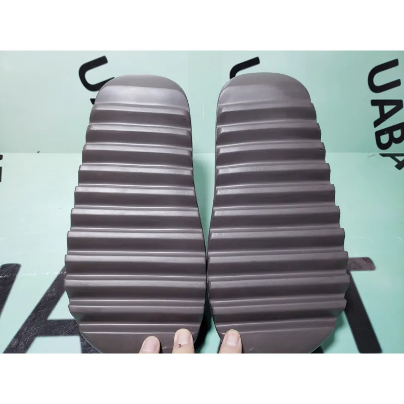 OG Yeezy Slide Soot, G55495