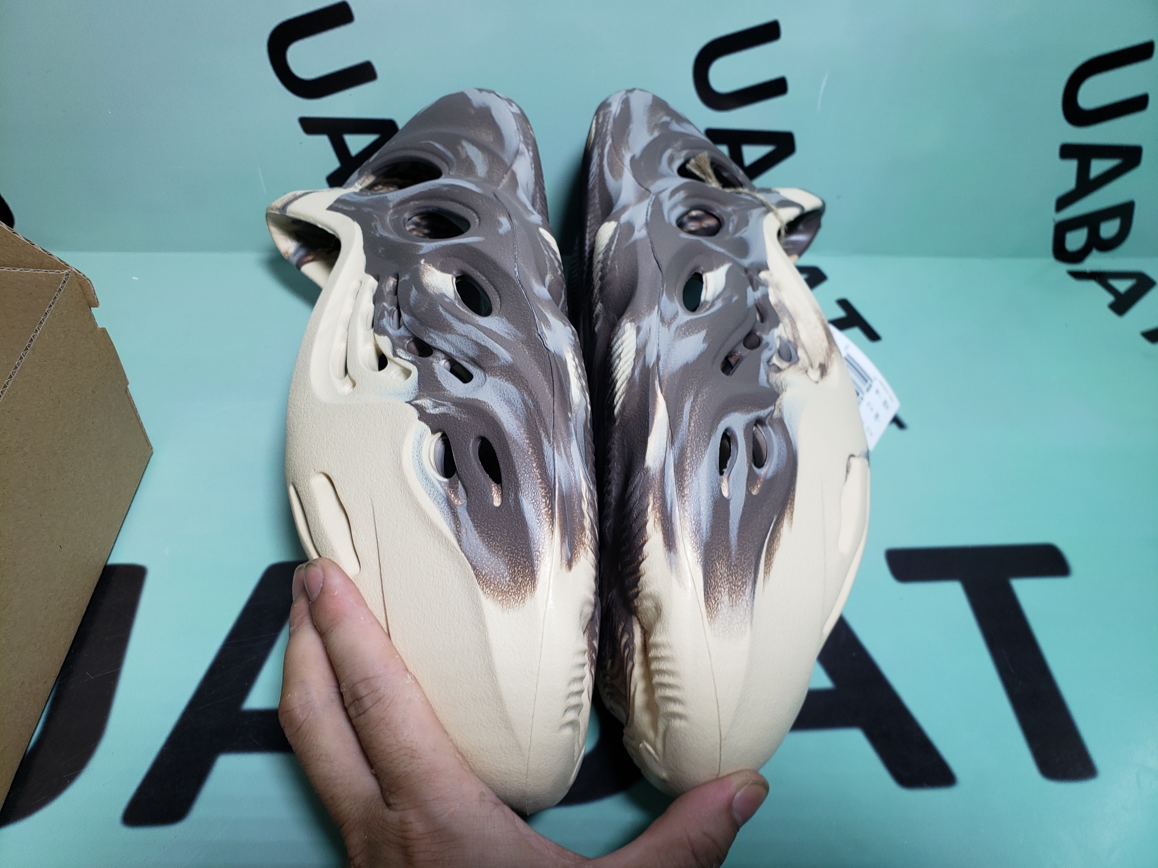 OG Yeezy Foam RNNR MX Cream Clay, GX8774 