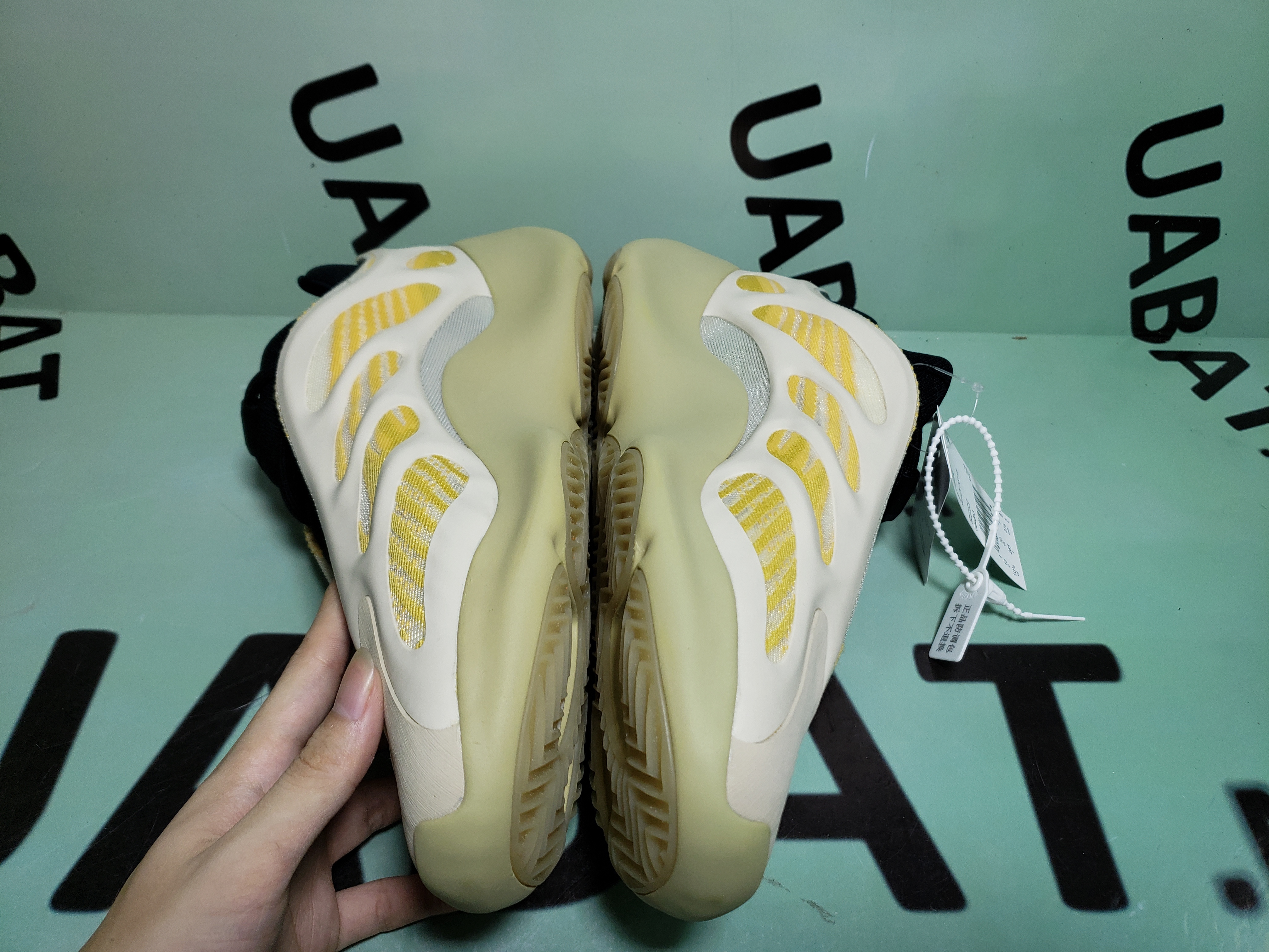 Uabat Yeezy 700 V3 Safflower,G54853