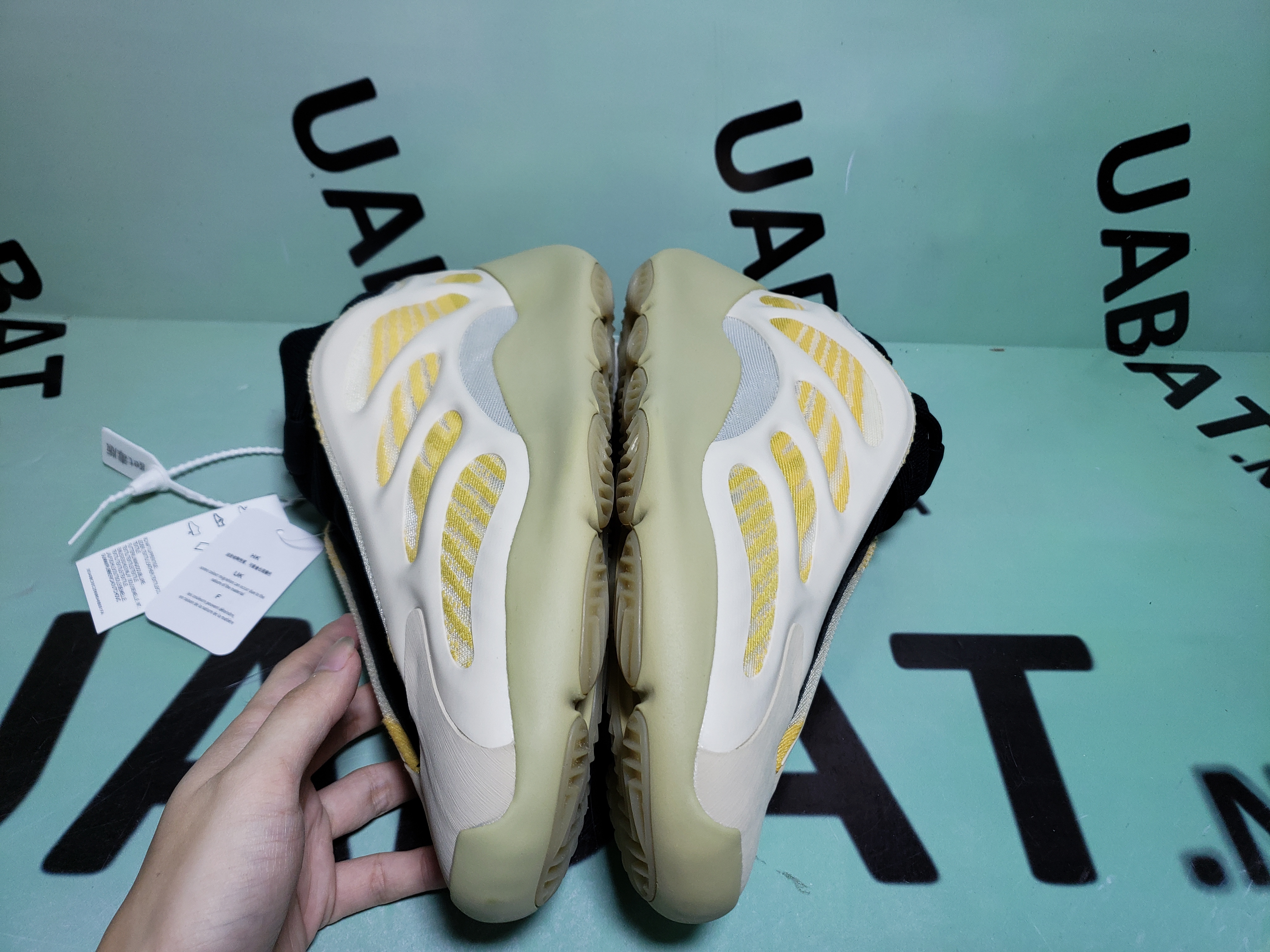 Uabat Yeezy 700 V3 Safflower,G54853