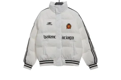 Balenciaga joint Manchester United three stripes down jacket 2 01