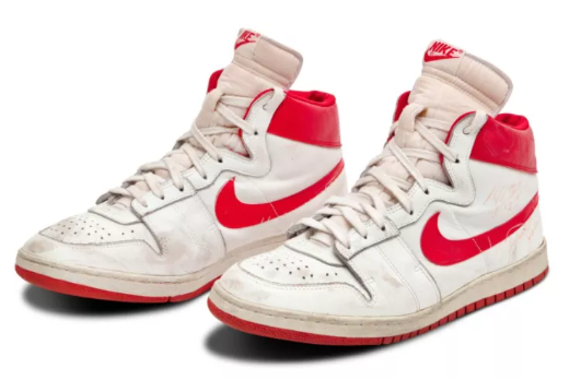 uabat | Nearly 1.5 million dollars! The sneakers worn by Jordan in his early years set an auction record