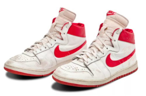 uabat | Nearly 1.5 million dollars! The sneakers worn by Jordan in his early years set an auction record