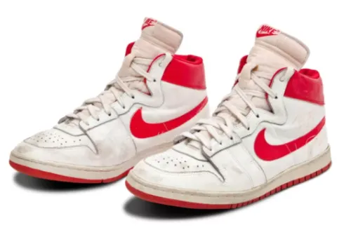 uabat | Nearly 1.5 million dollars! The sneakers worn by Jordan in his early years set an auction record