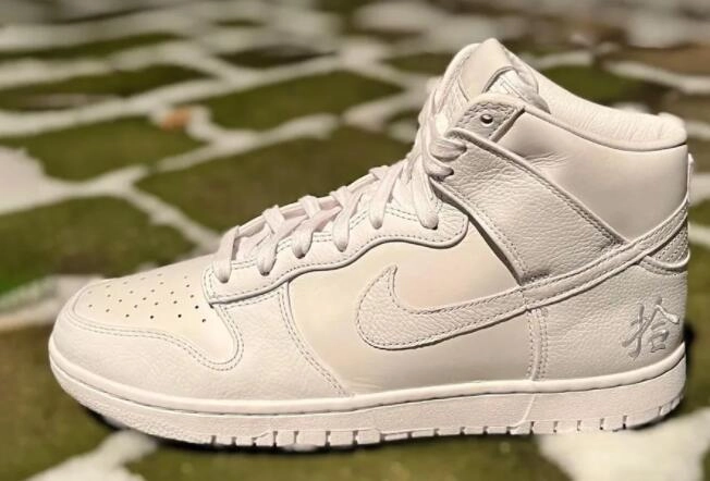 Chinese karakters raken deze geheel witte Nike Dunk High