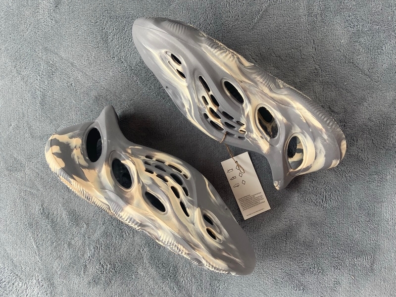  GET Yeezy Foam Runner MXT Moon Grey, GV7904
