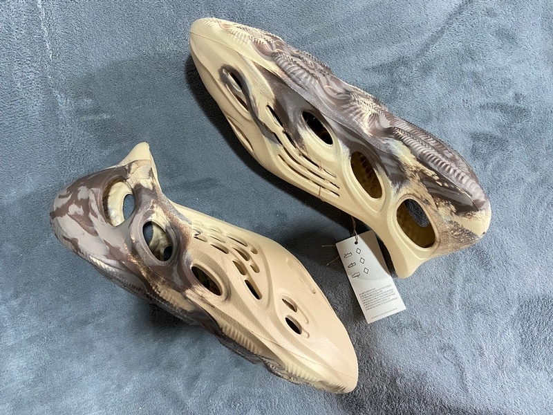  GET Yeezy Foam Runner MX Cream Clay, GX8774