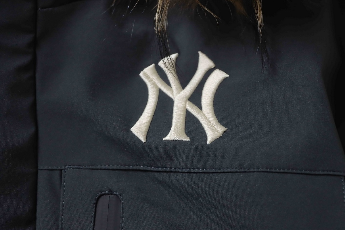 MLB down-filled workwear with large fur collar 2nd White/Black/Gray/Dark blue