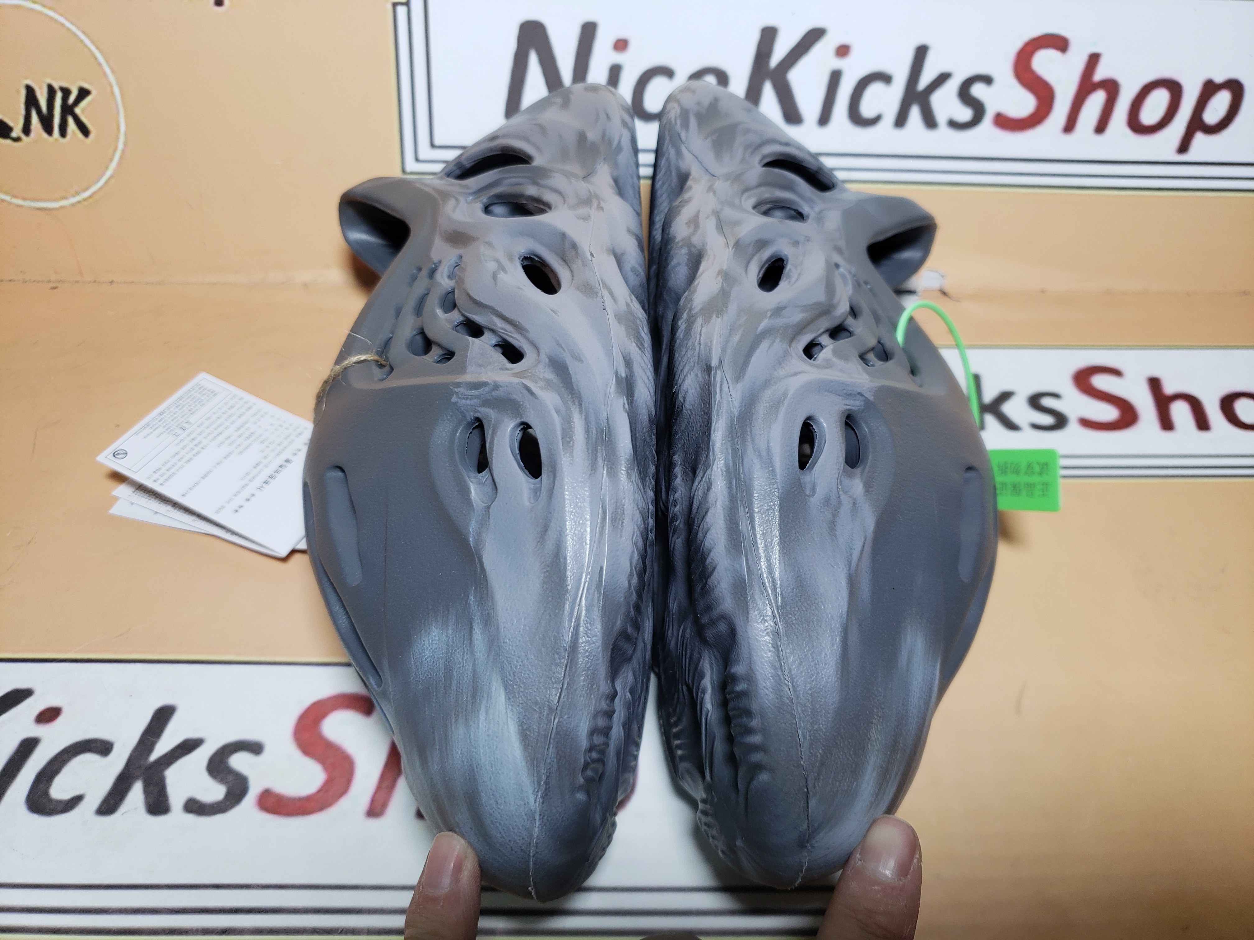  GET  Yeezy Foam RNNR MX Granite,IE4931