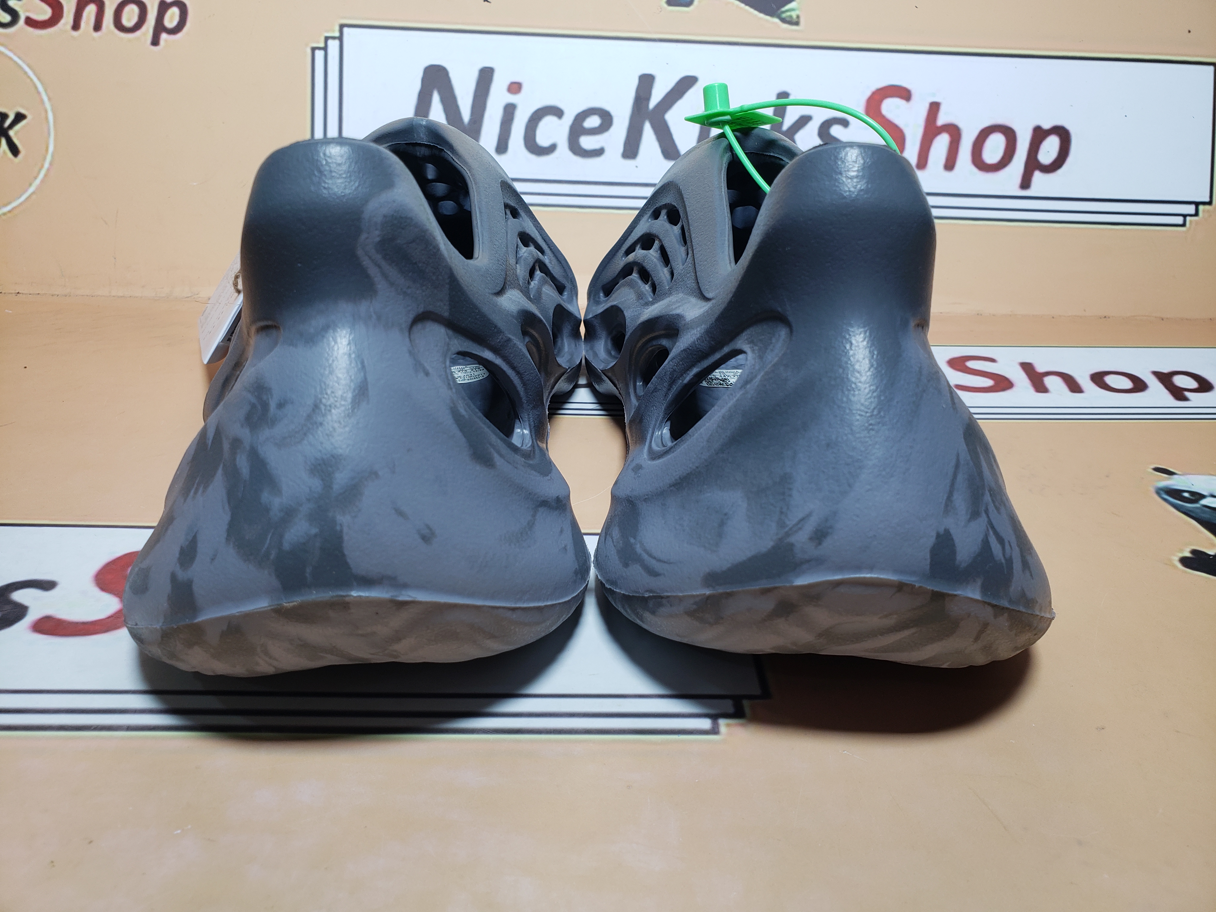  GET  Yeezy Foam RNNR MX Granite,IE4931