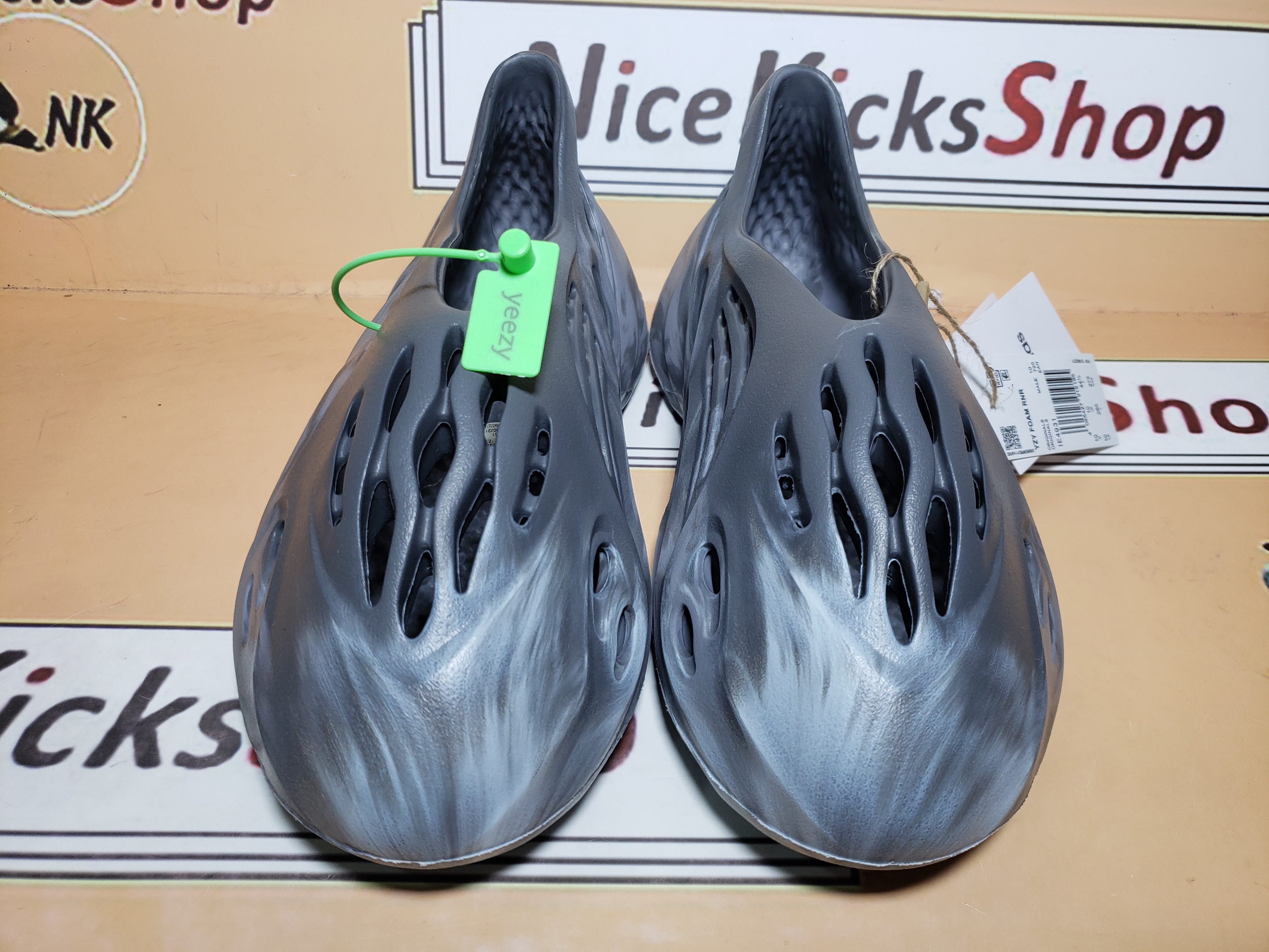  GET  Yeezy Foam RNNR MX Granite,IE4931