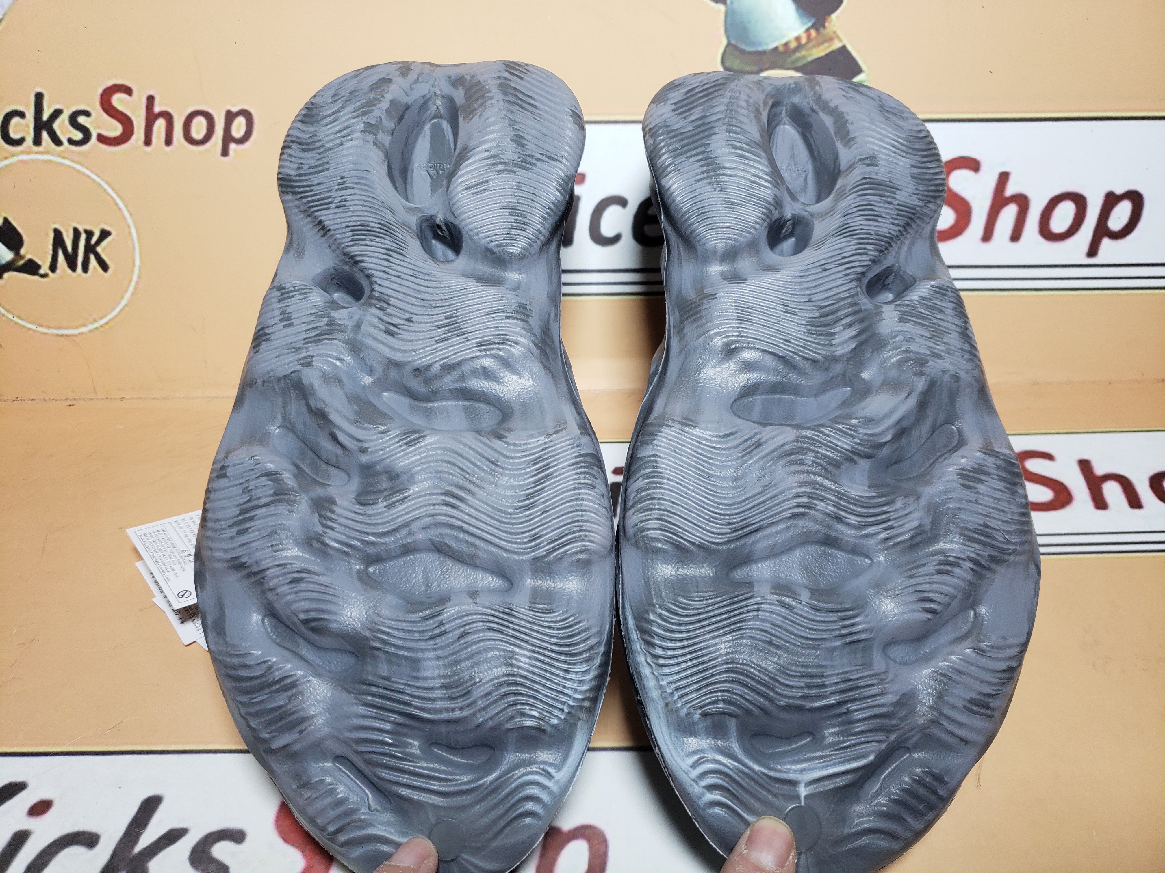  GET  Yeezy Foam RNNR MX Granite,IE4931
