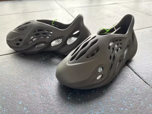  GET Yeezy Foam Runner Onyx, HP8739 review 