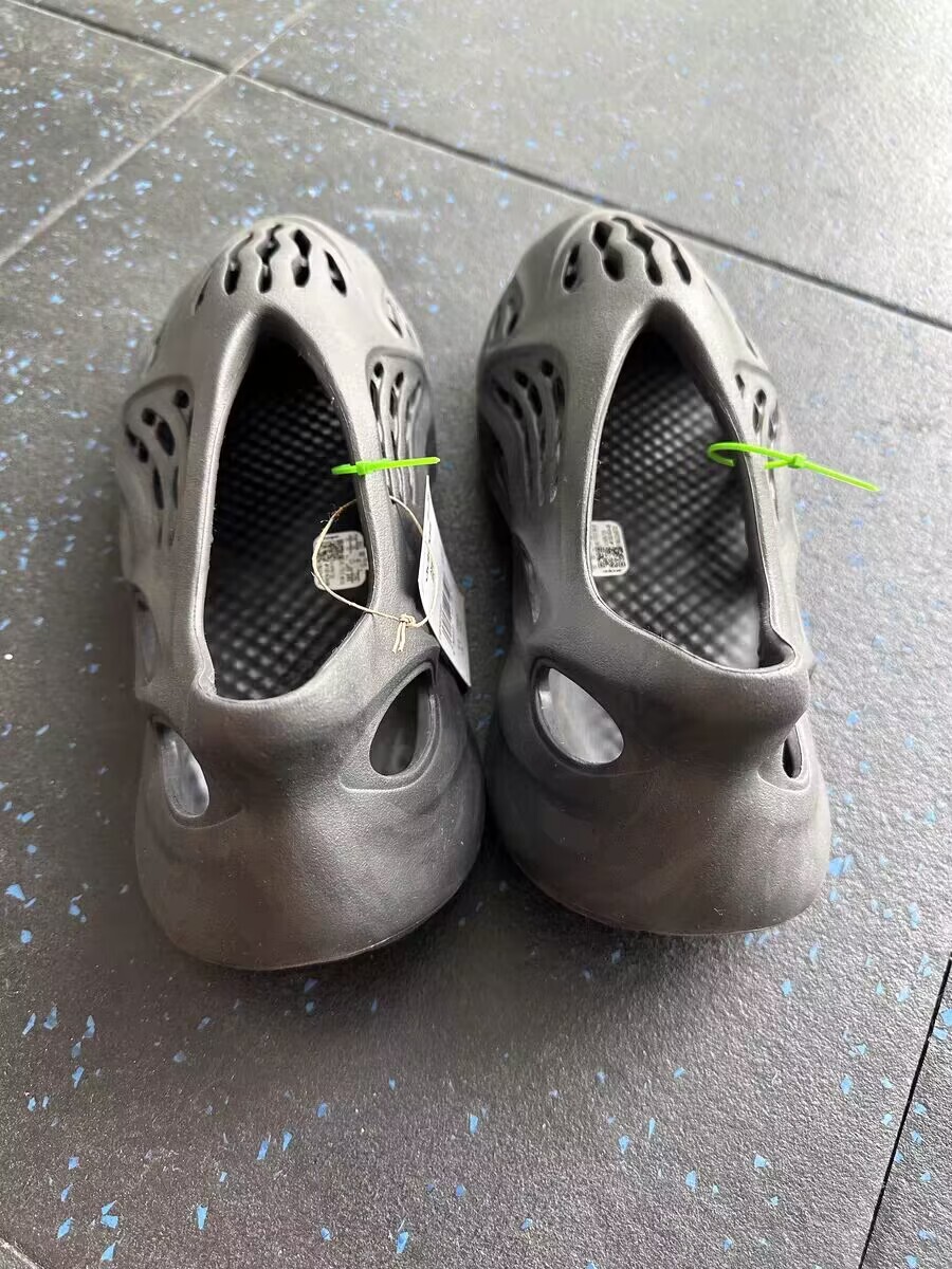  GET Yeezy Foam Runner Onyx, HP8739 review Lex Davies 01