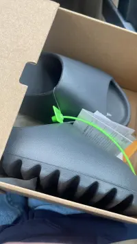 GET  Yeezy Slide Onyx，GQ6448 review 0