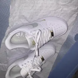 Perfectkicks  GET Air Force 1 Low Essential White Light Silver,CZ0270-106  review Arian Torres 01