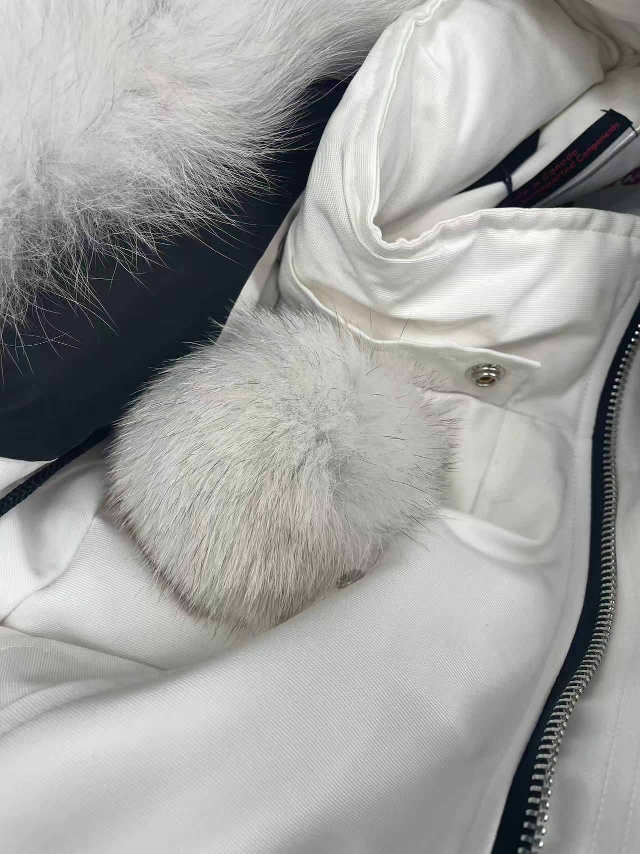 Moose knuckles stirling classic women down jacket with chest pom-poms 03 White/Red/Dark blue review Liefu 00