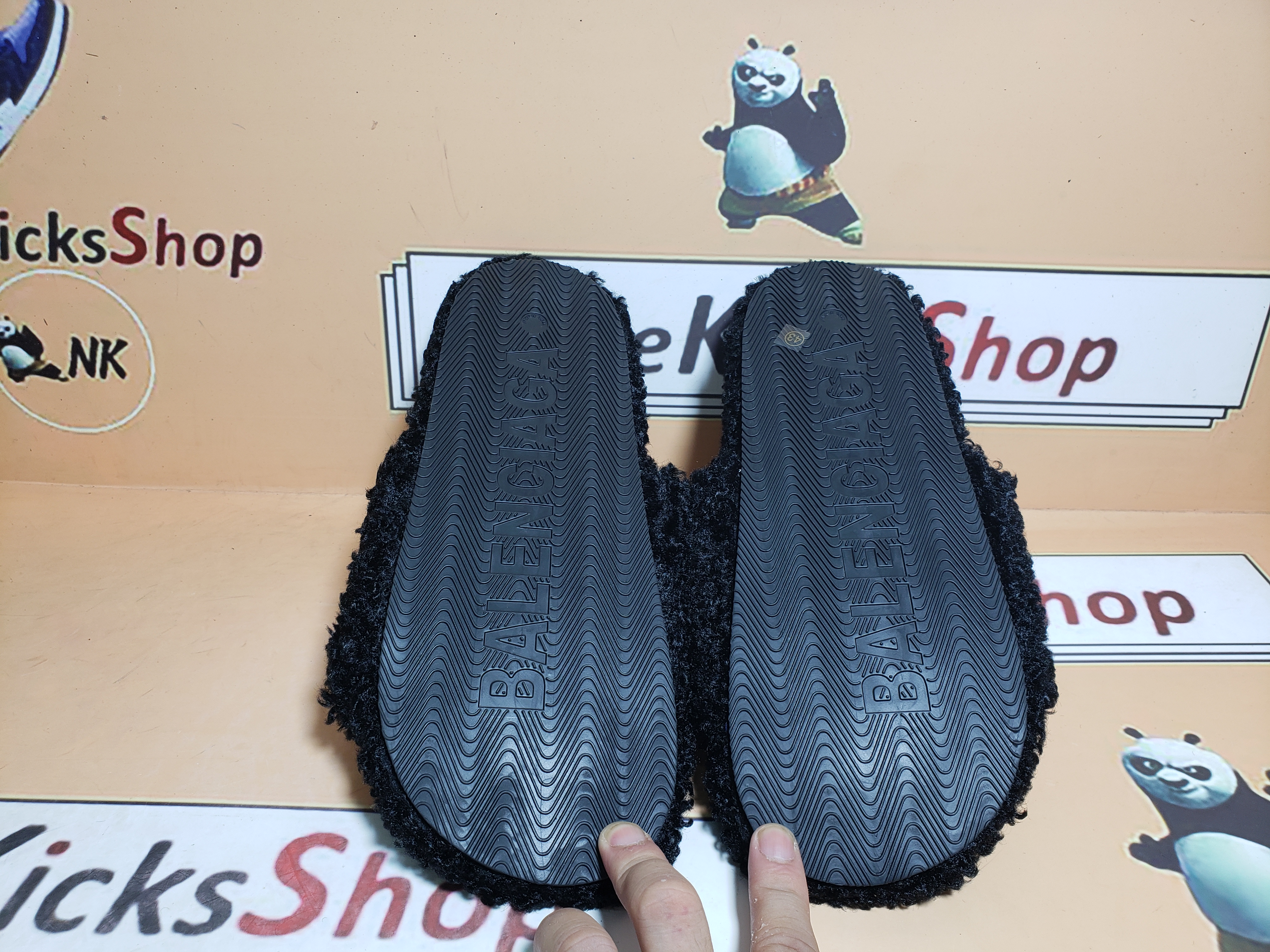 Balenciaga Furry Slide Black White (Women's)  654261W2DO11096 review Gdhdfht 03