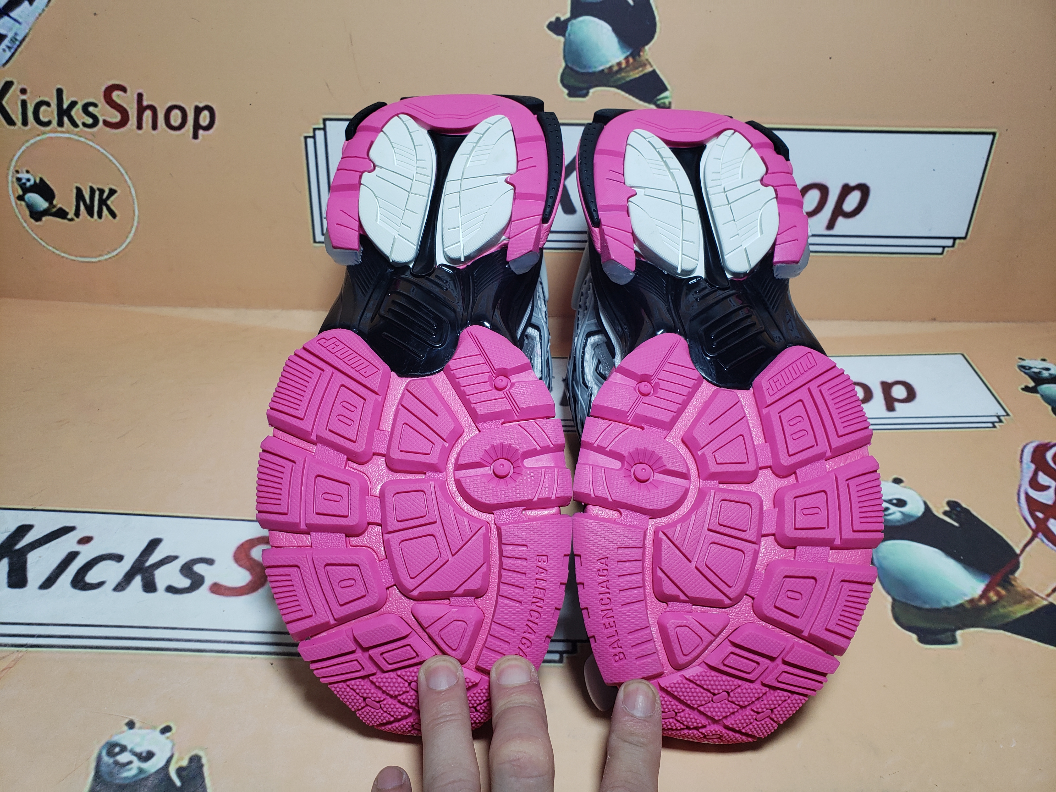  Perfectkicks Balenciaga 7th Runner  Silver Red 677402 W3RB2 9155 review Cdfhgfr 04