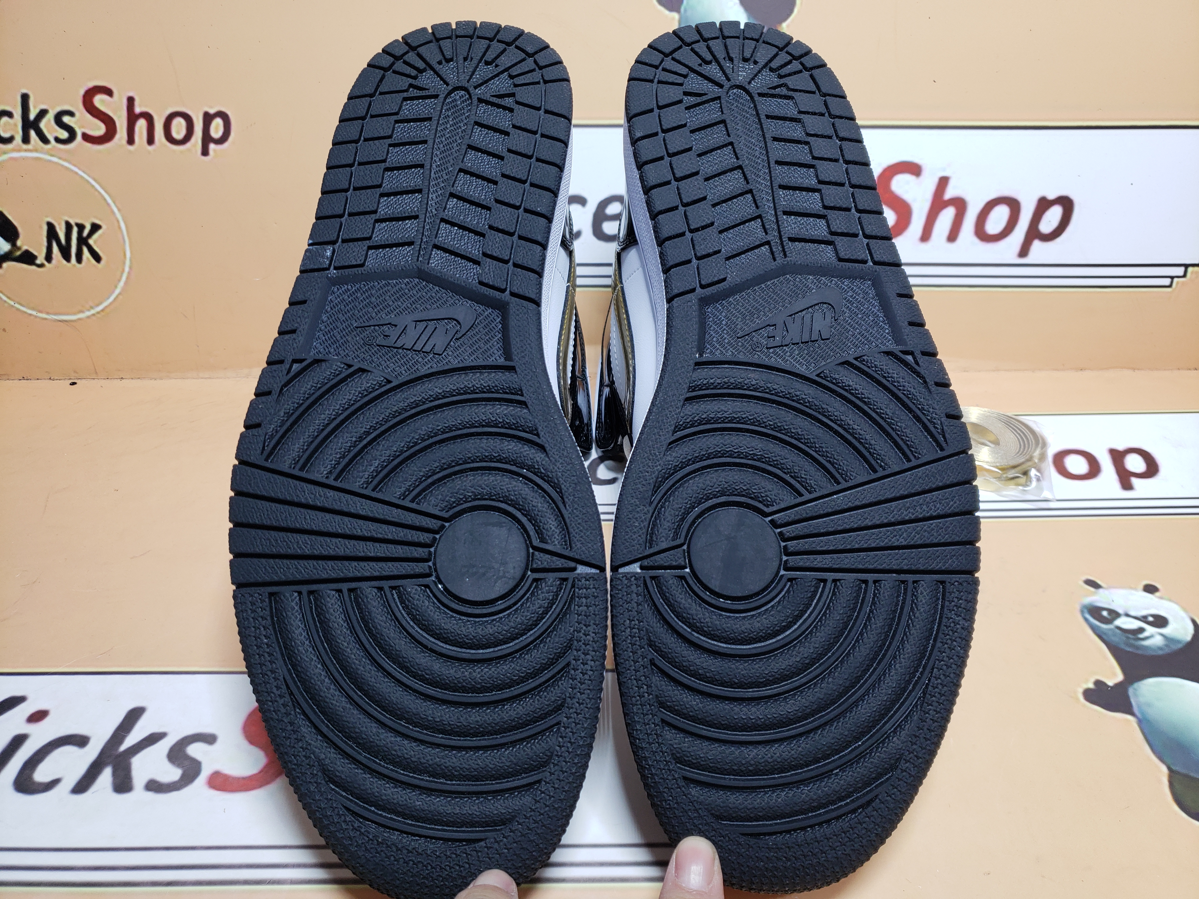  GET Jordan 1 Mid Patent Black White Gold,852542-007 review Dnoidsfr 04