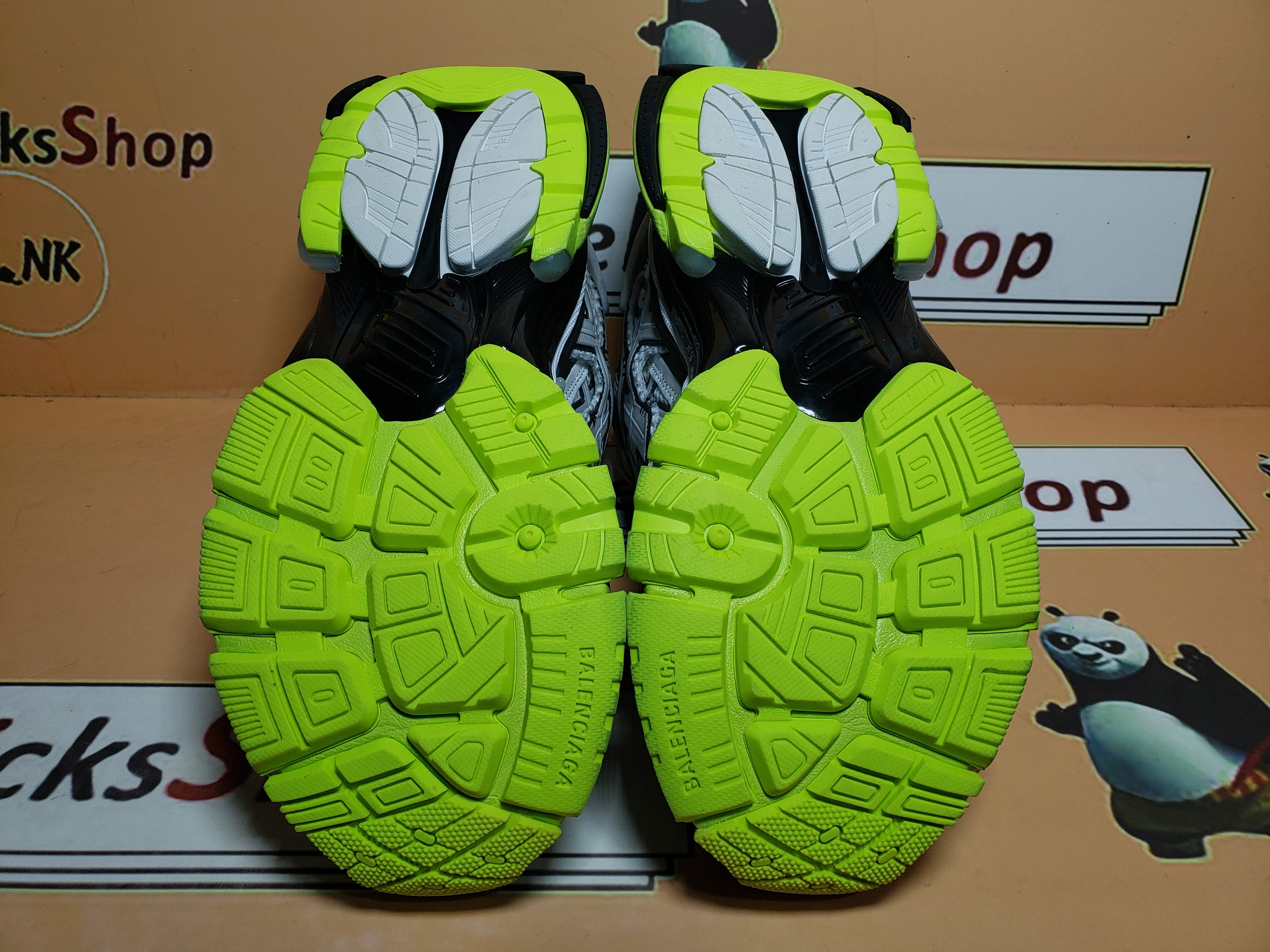  Perfectkicks Balenciaga Runner Black, white, and Yellow 677402 W3RBP 1093  review Skocfvke 04