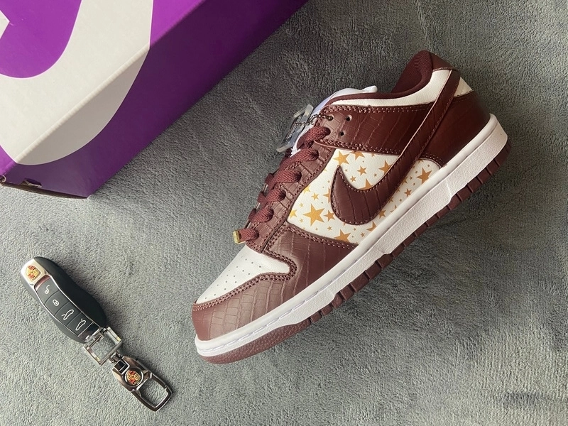SB Dunk Low Supreme Stars Barkroot Brown (2021)