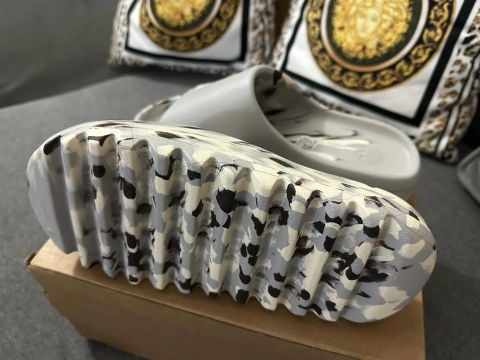 Where To Buy Yeezy Slide Enflame Oil Painting White Grey？——NiceKicksShop