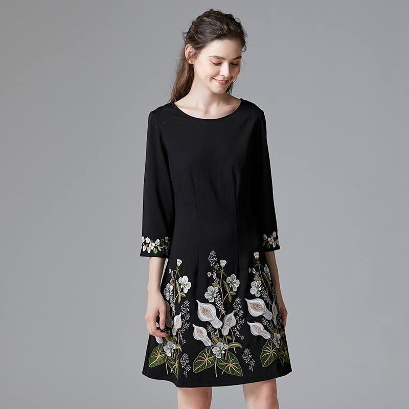 Round Neck Solid Color Embroidery Dress 14-14310