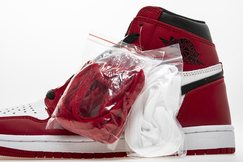 Air Jordan 1 Retro Chicago (2015)