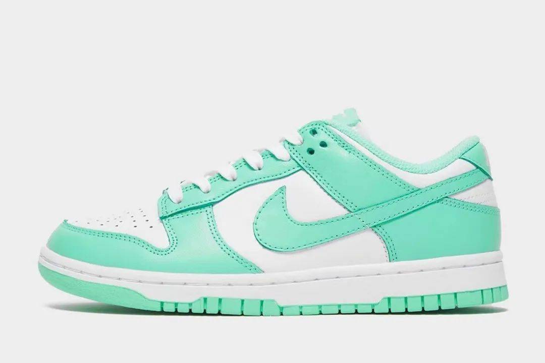 Nike Dunk Low WMNS“Green Glow”