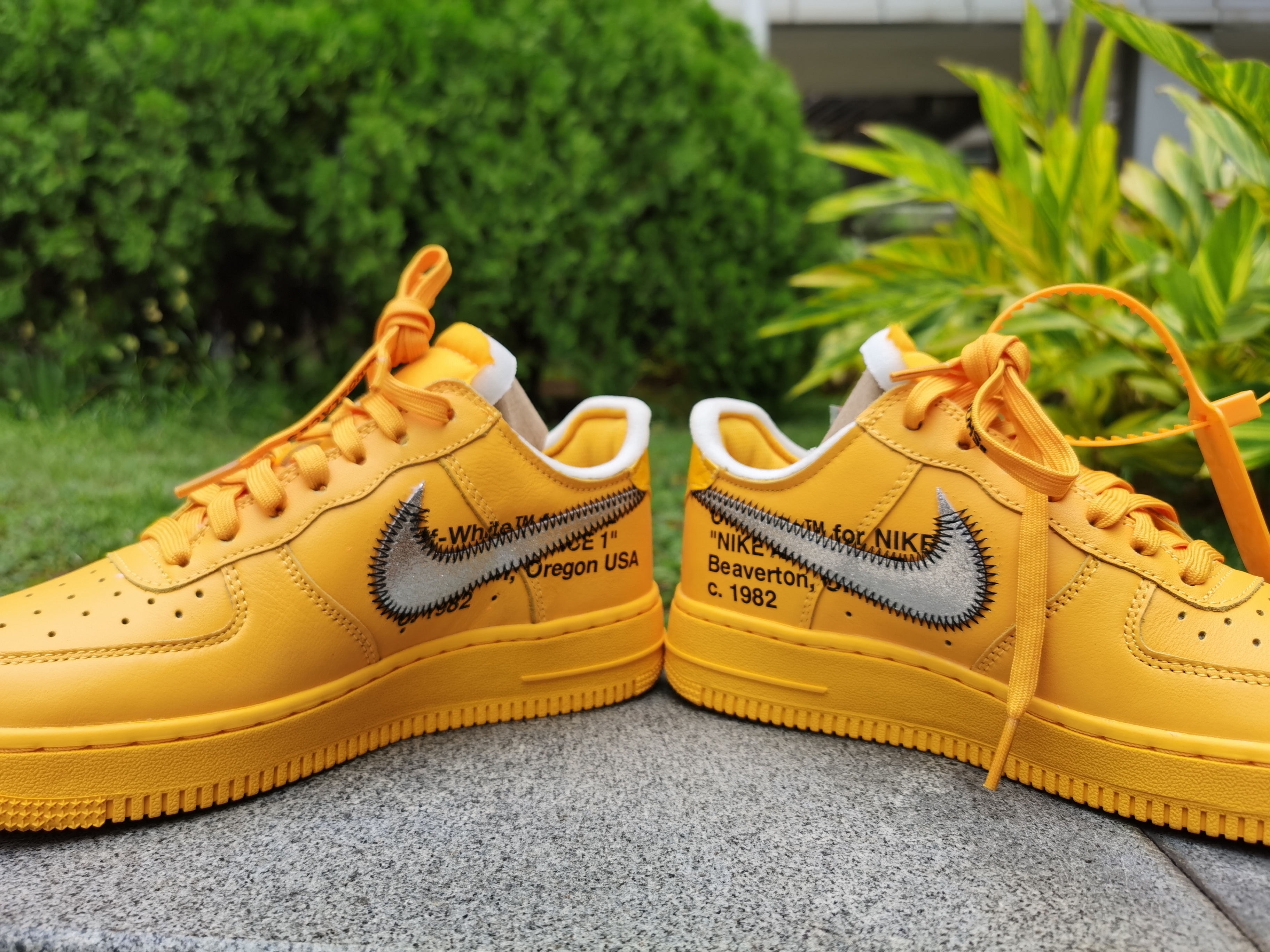 Off-White x Nike Air Force 1 Low University Gold DD1876-700