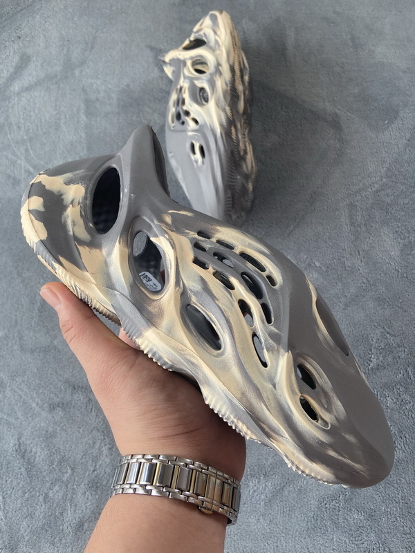 Yeezy Foam Runner MXT Moon Grey 