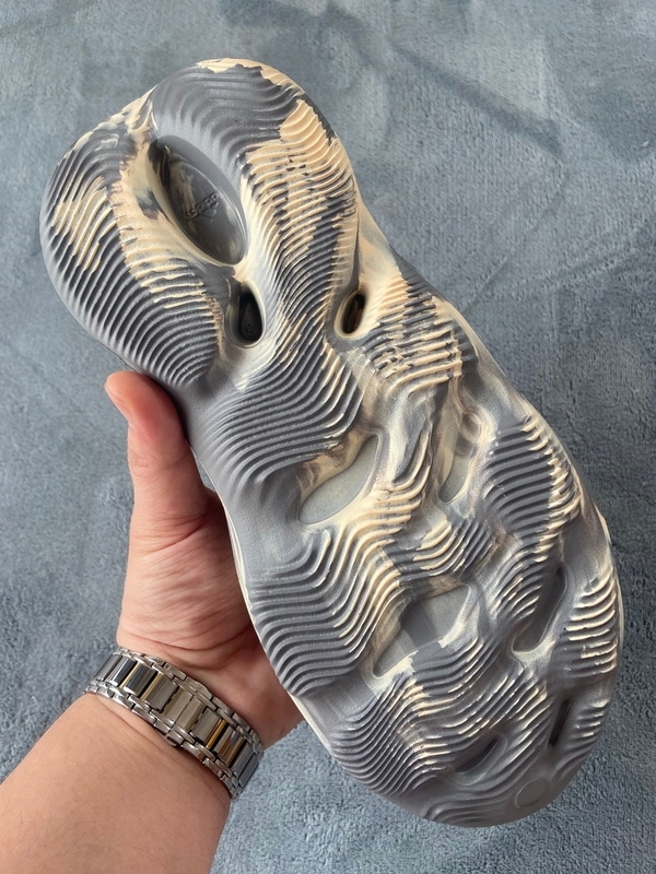 Yeezy Foam Runner MXT Moon Grey 