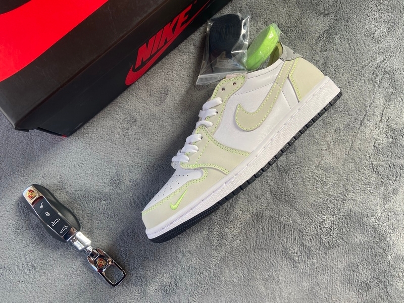 Air Jordan 1 Low OG Ghost Green
