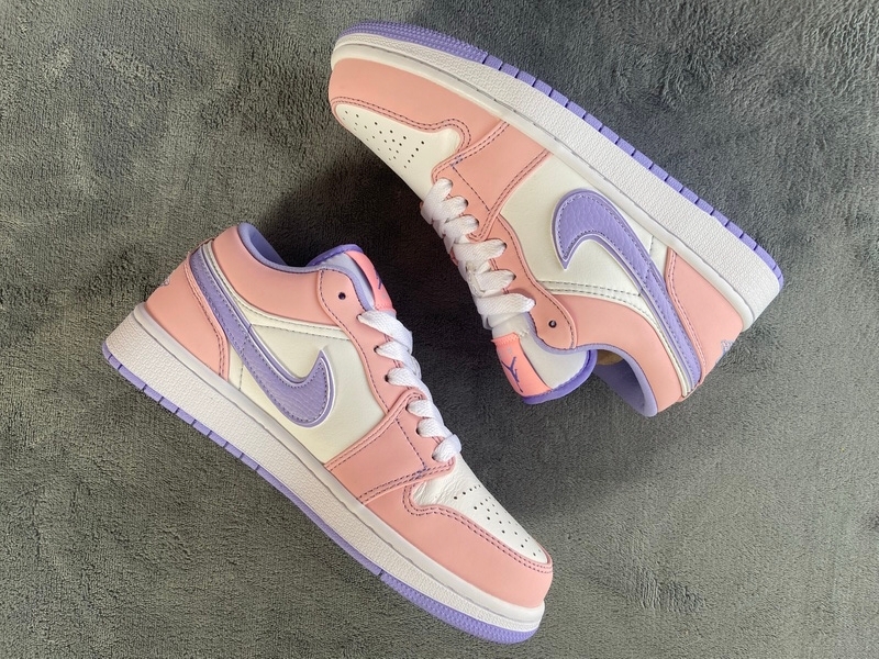 Air Jordan 1 Low SE Arctic Punch