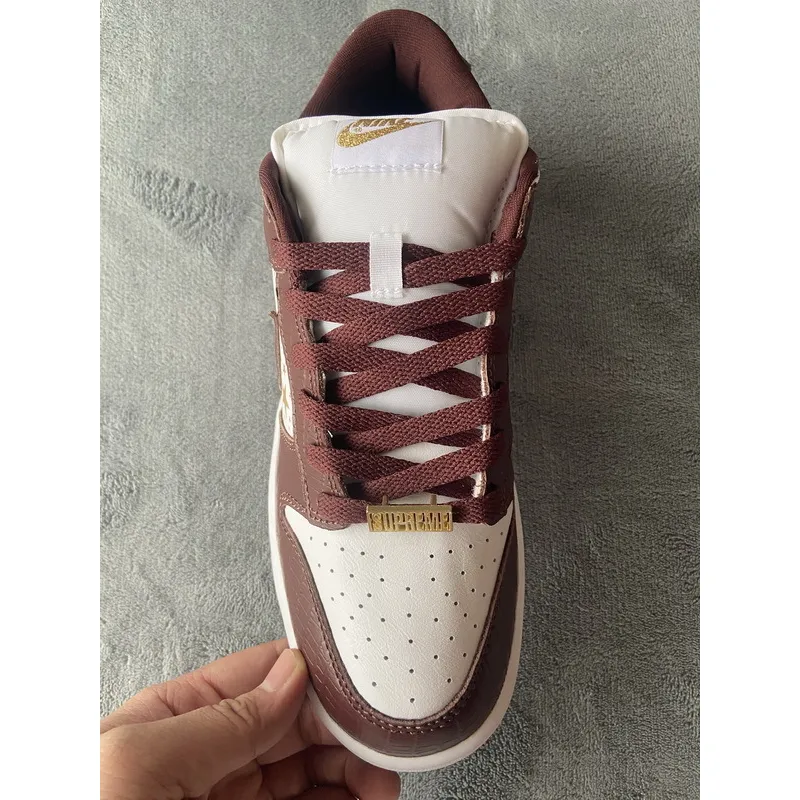 Supreme x Nike SB Dunk Low 