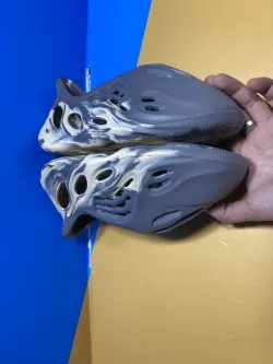 Yeezy Foam Runner MXT Moon Grey GV7904 review Ogtony，ogtony，TonyShoes，Tonyshoe，tonyshoes，tonyshoe 04