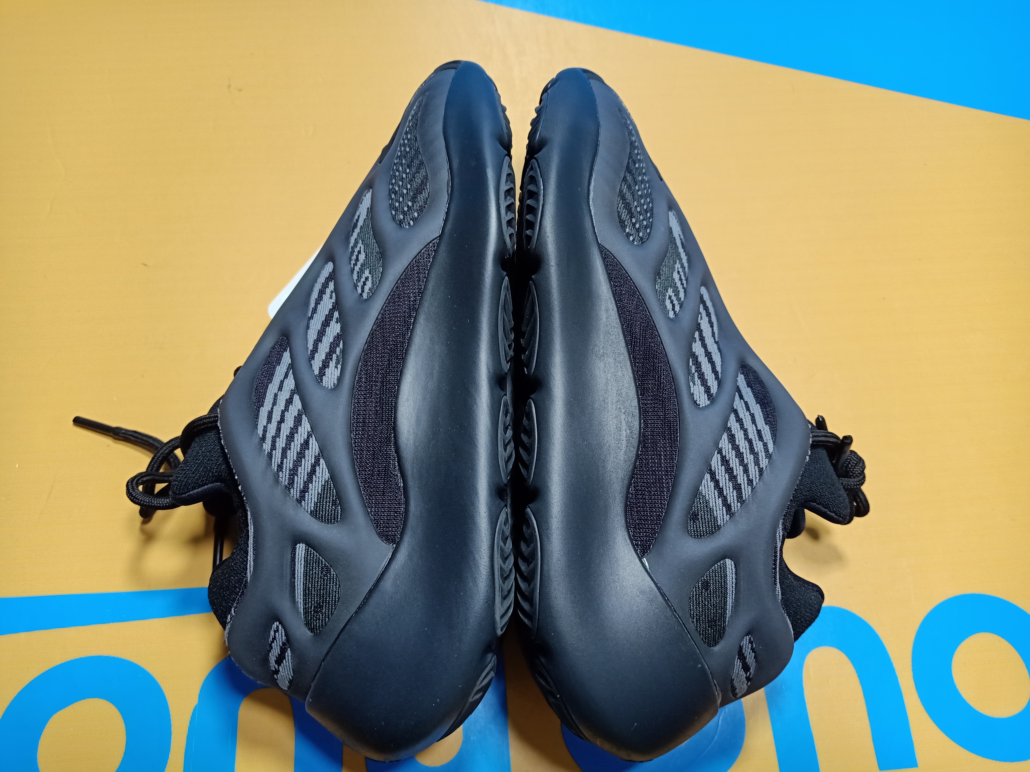 Yeezy 700 V3 Alvah H67799 review Ogtony，ogtony，TonyShoes，Tonyshoe，tonyshoes，tonyshoe 05