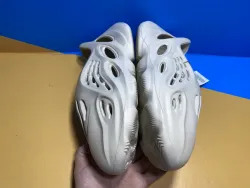 Yeezy Foam Runner Sand FY4567 review Ogtony，ogtony，TonyShoes，Tonyshoe，tonyshoes，tonyshoe 03