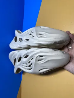 Yeezy Foam Runner Sand FY4567 review Ogtony，ogtony，TonyShoes，Tonyshoe，tonyshoes，tonyshoe 04