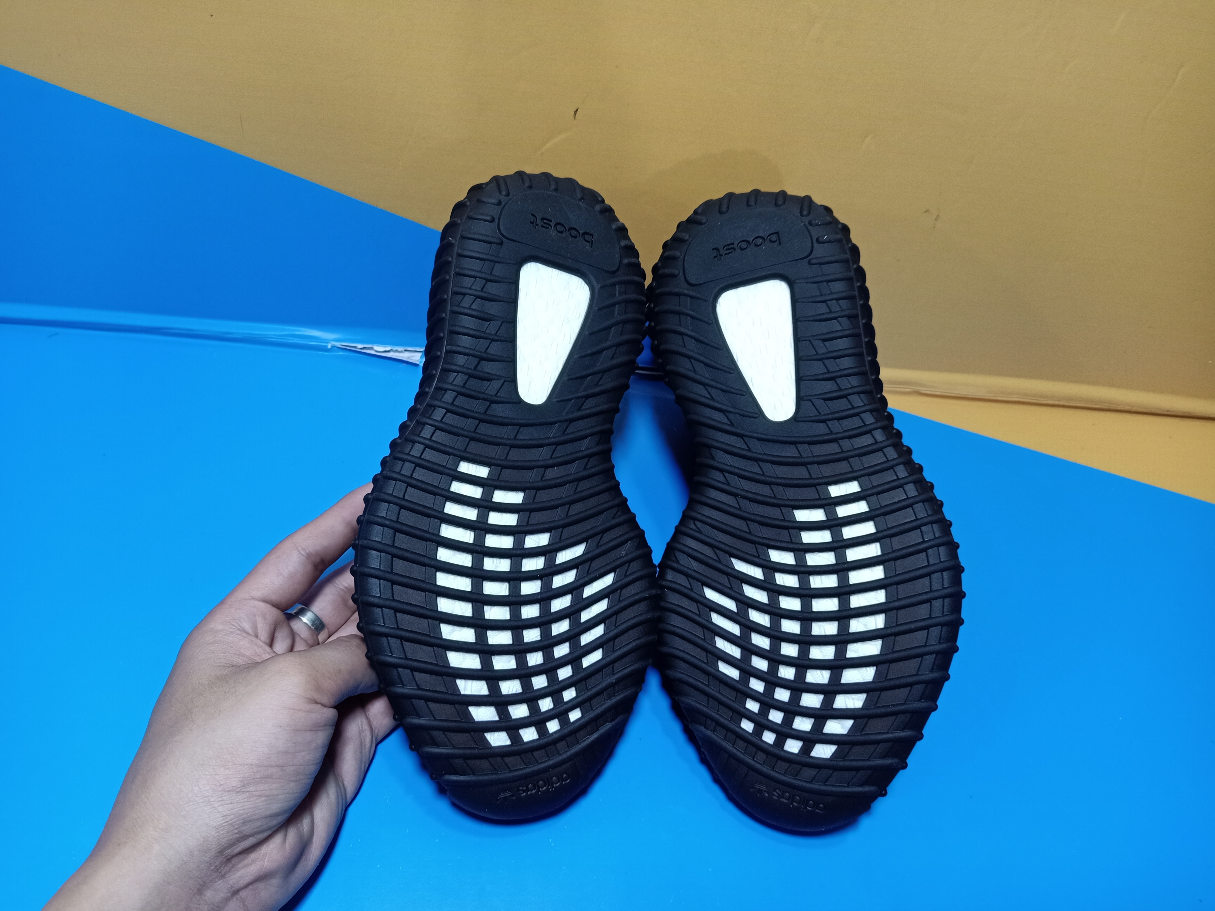 Yeezy Boost 350 V2 Bred CP9652 review Ogtony，ogtony，TonyShoes，Tonyshoe，tonyshoes，tonyshoe 06