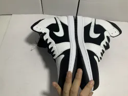 Air Jordan 1 Mid White Black 554724-113 review tonyshoe10 04