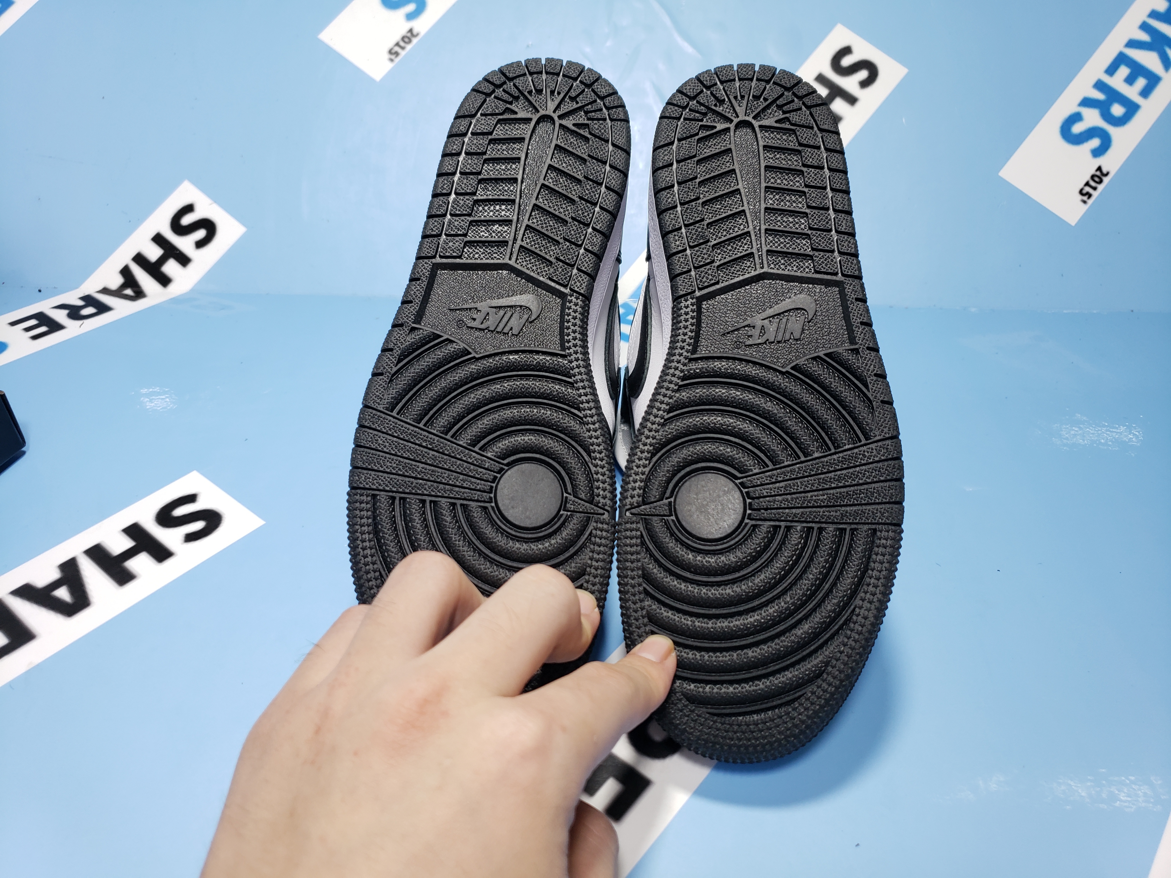 POP  Jordan 1 Retro Black White (2014), 555088-010