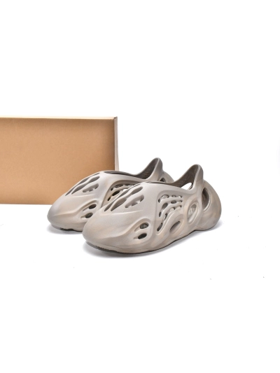 POP  Yeezy Foam RNNR Stone Sage, GX4472 01