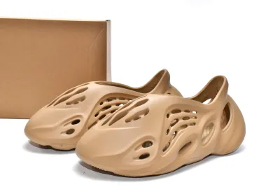 POP  Yeezy Foam RNNR Ochre, GW3354 01