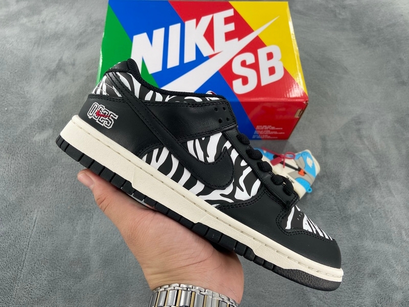 PKGoden  Dunk SB Low Zebra Quartersnacks, DM3510-001