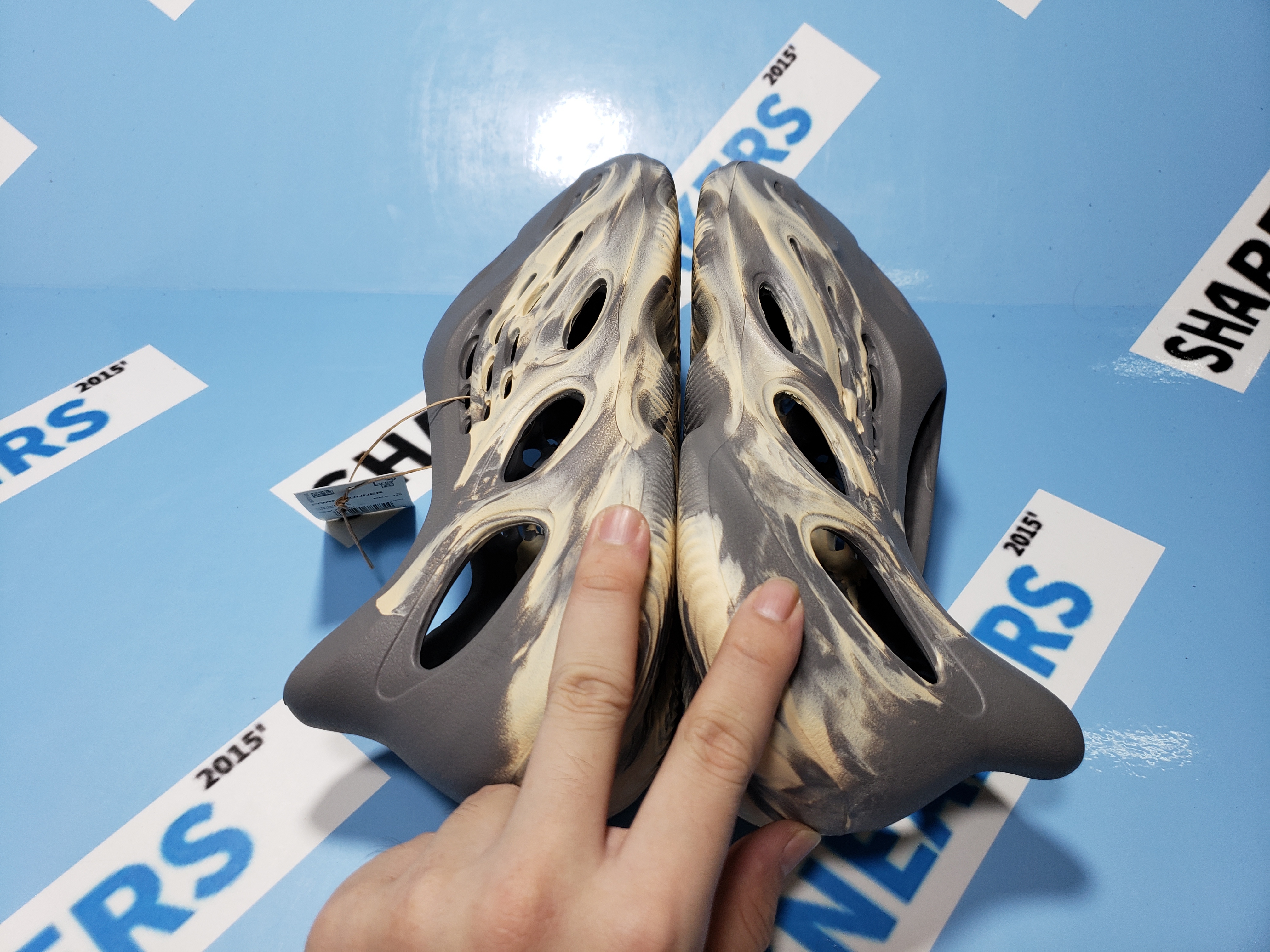 POP  Yeezy Foam RNNR MXT Moon Gray, GV7904