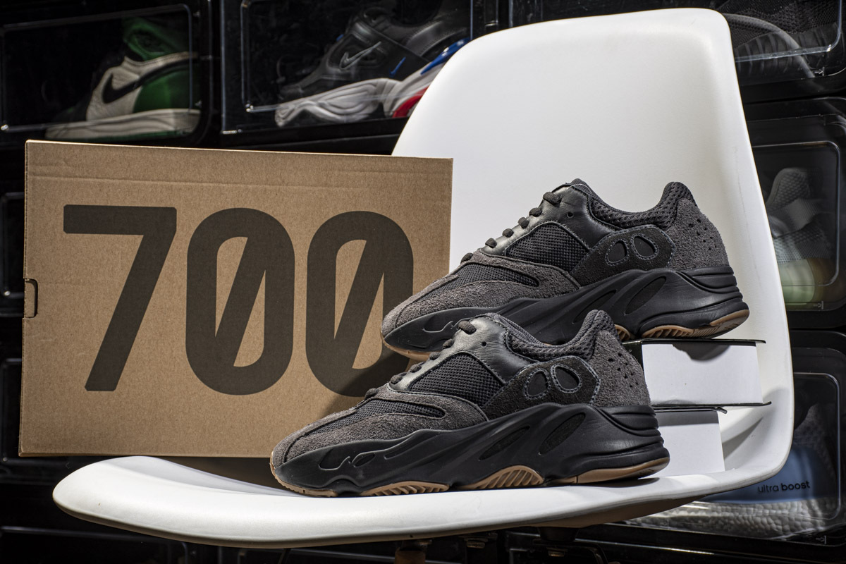 BootsMasterLin Yeezy Boost 700  Utility Black, FV5304 the best replica sneaker 