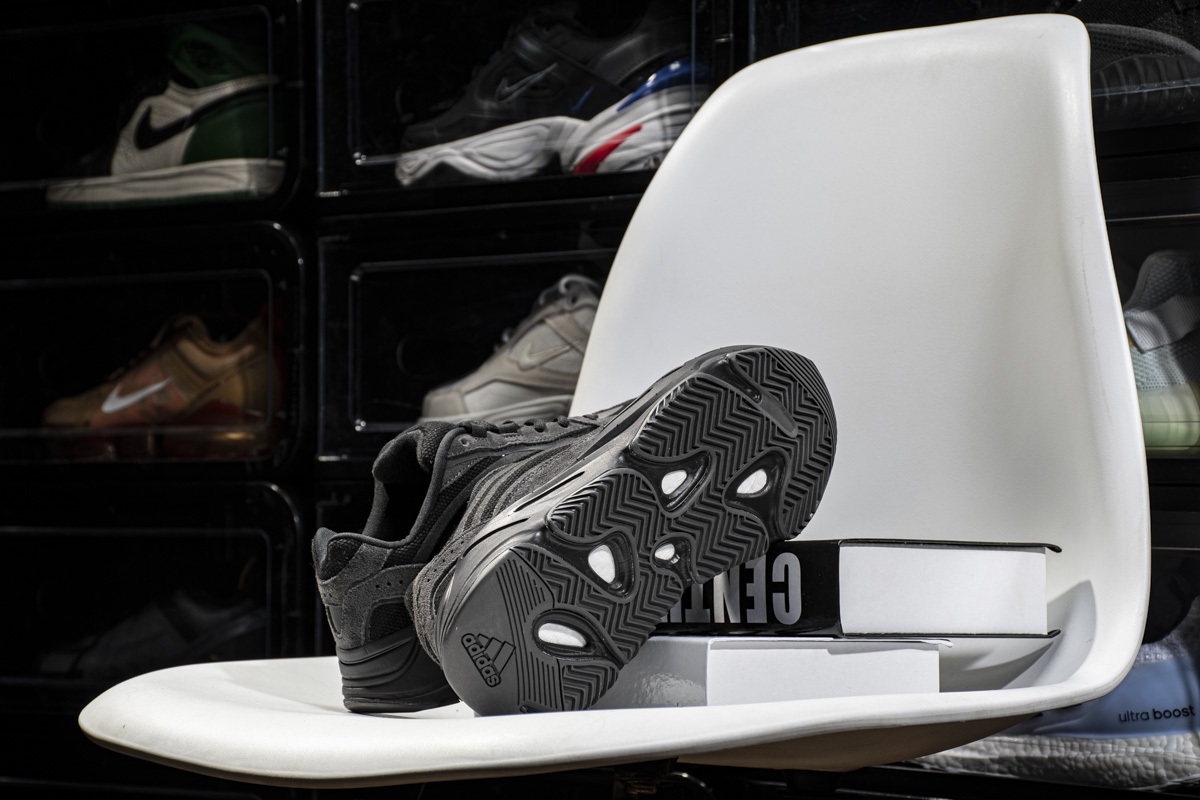 BootsMasterLin Yeezy Boost 700 V2 Vanta, FU6684 the best replica sneaker 